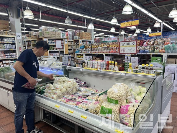 무더위가 절정인 17일 제주시 연동의 한 마트에서 한 시민이 채소를 고르고 있다.전예린 기자 