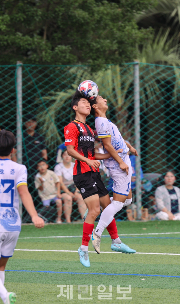 제33회 백록기 전국고교축구대회 조별예선 첫날인 19일 서귀포시 걸매구장에서 제주제일고와 대전유성생명과학고 선수가 공중볼 경합을 벌이고 있다. 김은수 기자
