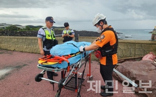 18일 오전 서귀포시 남원읍 남원포구에서 40대 남성이 숨진 채 발견돼 해경이 수사에 나섰다(사진-제주소방안전본부)