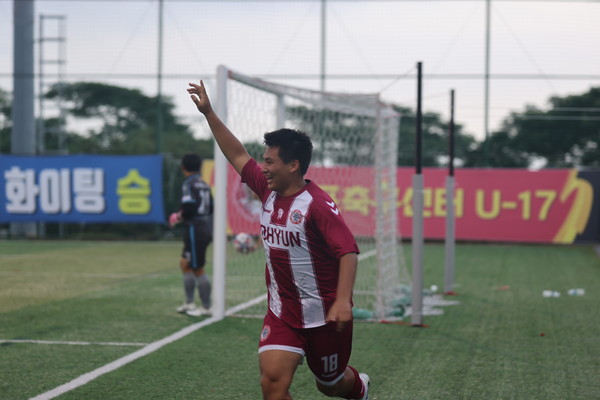 2025 백록기 U17 고등 유스컵 조별예선 첫날인 20일 서귀포시 공천포구장에서 제주오현고 모승환이 전남목포공고를 상대로 결승골을 넣은 뒤 환호하고 있다. 김은수 기자