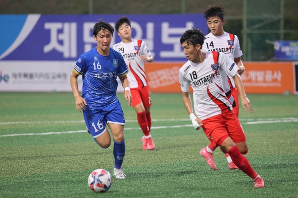 2025 백록기 U17 고등 유스컵 조별예선 첫날인 20일 서귀포시 공천포구장에서 열린 제주제일고-전북정읍신태인축구센터U18 경기에서 선수들이 볼 경합을 벌이고 있다. 김은수 기자