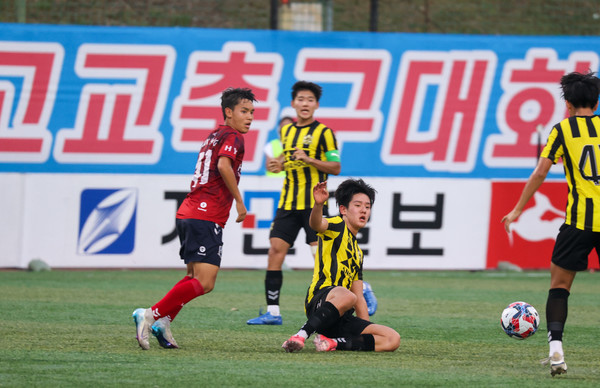 2025 백록기 U17 고등 유스컵 조별예선 첫날인 20일 서귀포시 공천포구장에서 열린 서울장훈고-서울한양공고 경기에서 선수들이 볼 경합을 벌이고 있다. 김은수 기자