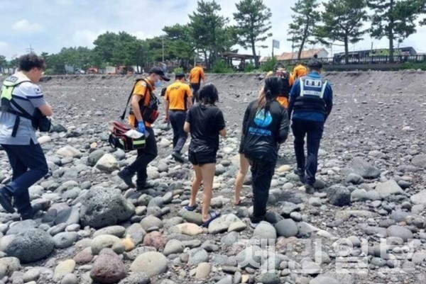 지난 20일 오후 12시 58분께 서귀포시 하효동 쇠소깍 해변에서 어린이 3명이 파도에 휩쓸렸다 시민들의 빠른 대처로 무사히 구조됐다. (사진-제주소방안전본부)
