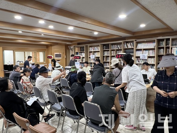 민생회복 소비쿠폰 신청 첫날인 21일 제주시 연동주민센터에 찾아온 주민들이 소비쿠폰을 신청하기 위해 대기하고 있다.전예린 기자 