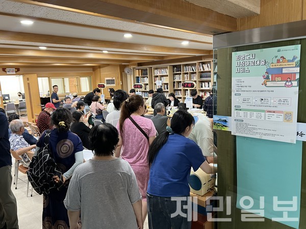 이재명 정부의 첫 대규모 경기 부양책인 '민생회복 소비쿠폰' 신청 첫날인 21일 도내 주민센터와 은행에는 수십명의 주민들이 한꺼번에 몰려 북새통을 이뤘다.전예린 기자 