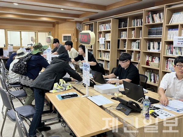21일 제주시 연동주민센터 2층에 마련된 접수장 입구부터 1층 계단까지 주민들의 대기 줄이 발 디딜 틈없이 이어졌다.전예린 기자