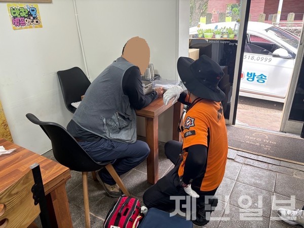 지난 8일 제주시 한경면의 한 식당에서 50대 택배 노동자가 어지럼증을 호소해 병원으로 이송됐다.(사진=도 소방안전본부)