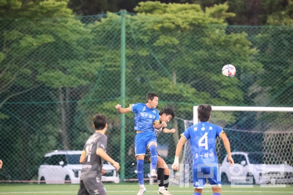 21일 걸매구장에서 열린 백록기 본대회 조별예선 2차전에서 제주제일고와 전북고창북고 선수가 공중 볼경합을 벌이고 있다. 김은수 기자