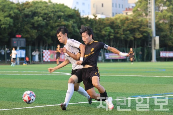 21일 백록기 본대회 조별예선 2차전을 벌이고 있는 제주서귀포고와 대전유성생명과학고 경기 모습. 김은수 기자