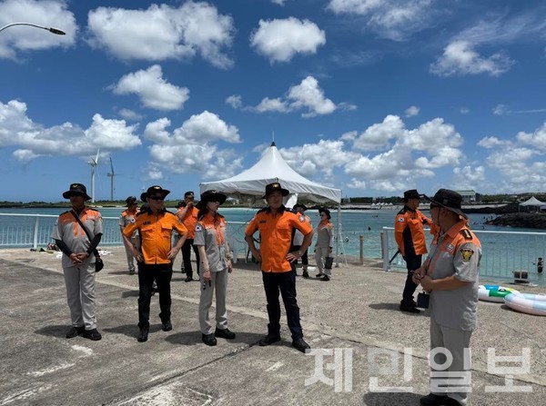 제주소방안전본부와 도의용소방대연합회는 21일 해수욕장 119시민수상구조대를 방문해 현장을 점검했다.(사진=도 소방안전본부)