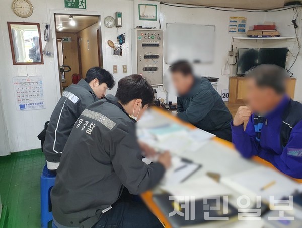 제주해양경찰서는 해양 오염사고 예방을 위해 오는 28일부터 9월 19일까지 관내 해상공사 현장에 동원된 선박을 대상으로 점검에 나선다.(사진=제주해양경찰서)