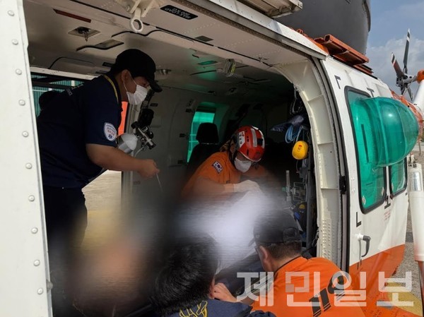 지난 14일 오후 2시34분께 폐섬유증을 앓고 있는 환자가  소방헬기 한라매를 통해 도외 지역으로 이송됐다.(사진=도 소방안전본부)