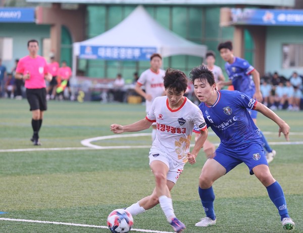 23일 걸매구장에서 치러진 제33회 백록기 전국고교축구대회 본대회 조별예선 3차전 경기에서 경기용인시축구센터U18덕영과 경기의정부광동U18 선수가 볼을 다투고 있다. 김은수 기자