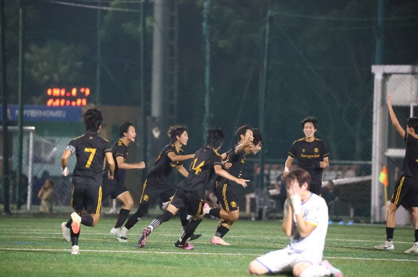 지난 23일 걸매구장에서 열린 백록기 본대회 조별예선 3차전에서 서귀포고 김성림이 제주제일고를 상대로 골을 넣고 격차를 벌리자 두 팀의 희비가 엇갈리고 있다. 김은수 기자