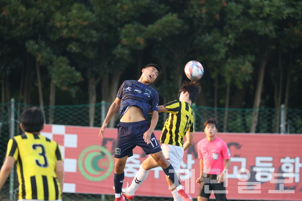 23일 걸매구장에서 치러진 백록기 본대회 조별예선 마지막 경기에서 서울장훈고와 제주대기고 선수가 공중 볼경합을 벌이고 있다. 김은수 기자