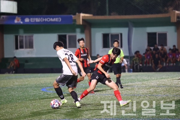 23일 걸매구장에서 치러진 백록기 본대회 조별예선 마지막 경기에서 대전유성생명과학고와 전북고창공고 선수가 볼경합을 벌이고 있다. 김은수 기자