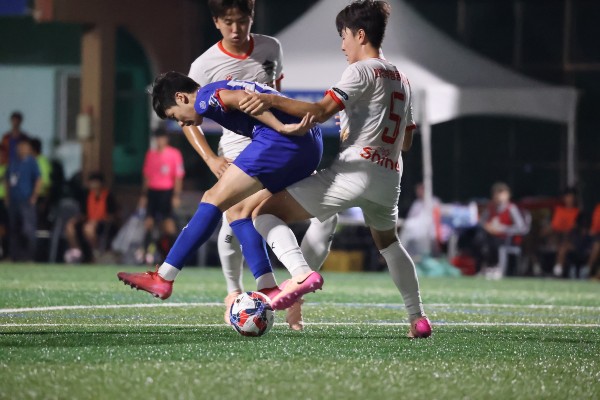 23일 걸매구장에서 치러진 백록기 본대회 조별예선 마지막 경기에서 대전유성생명과학고와 전북고창공고 선수가 볼경합을 벌이고 있다. 김은수 기자