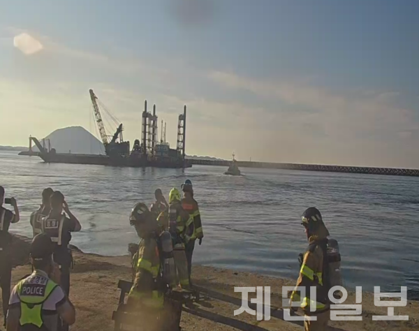 23일 성산항에서 준설 작업 중이던 46t급 예인선에 폭발사고가 발생해 60대 선장이 전신 화상을 입고 병원으로 이송됐다.