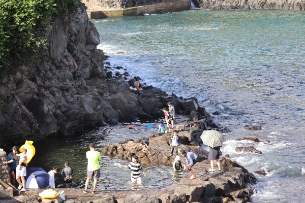 무더위를 피해 물놀이를 즐기고 있는 피서객들. 제민일보 자료사진