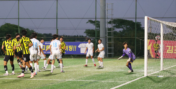 지난 24일 열린 제33회 백록기 전국고교축구대회 U17 유스컵 조별예선 3차전에서 서울장훈고가 전남목포공고를 상대로 득점에 성공한 모습. 김은수 기자