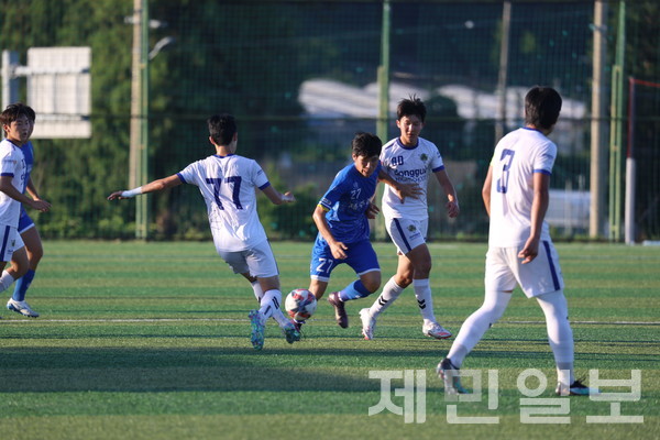 지난 24일 열린 제33회 백록기 전국고교축구대회 U17 유스컵 조별예선 3차전에서 서울동대부고와 제주제일고 선수가 볼을 다투고 있다. 김은수 기자