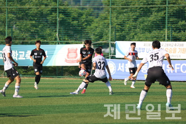 지난 24일 열린 제33회 백록기 전국고교축구대회 U17 유스컵 조별예선 3차전 강원강릉중앙고와 세종미래FCU18 경기 모습. 김은수 기자