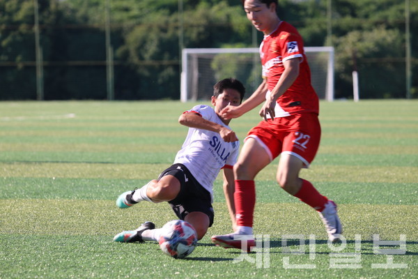 지난 24일 열린 제33회 백록기 전국고교축구대회 U17 유스컵 조별예선 3차전에서 경북신라고 선수가 경기SC북내18선수를 태클로 저지하고 있다. 김은수 기자