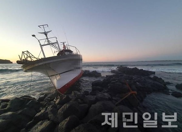 서귀포 송악산 인근 해상에서 어선이 암초에 부딪혀 좌초되는 사고가 발생했다.(사진-서귀포해양경찰서)