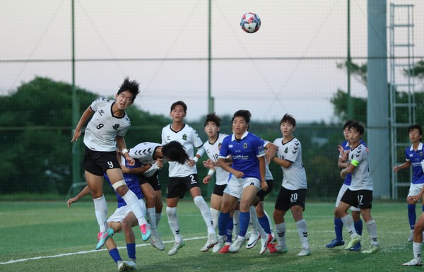 25일 열린 제33회 백록기 전국 고등학교 축구대회 본선 1일차 20강 서울YC목동U18-서울노원유나이티드U18 경기 모습. 김봉철 기자