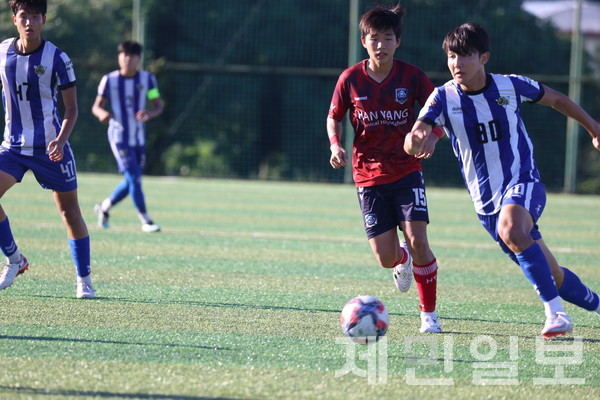 지난 26일 열린 2025 백록기 U17 유스컵 14강 서울동대부고와 서울한양공고 경기 모습. 김은수 기자
