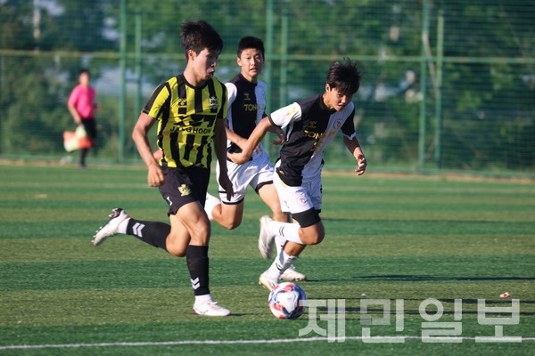 지난 26일 공천포구장에서 열린 2025 백록기 U17 유스컵 14강에서 서울장훈고와 경기통진고 선수가 질주하고 있다. 김은수 기자