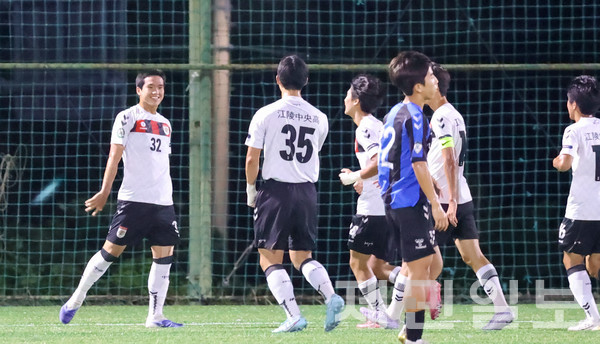 지난 26일 열린 2025 백록기 U17 유스컵 20강에서 강원강릉중앙고 전윤호(사진 왼쪽)가 경기FC의정부U18을 상대로 선제골을 넣고 동료들과 기뻐하고 있다. 김은수 기자