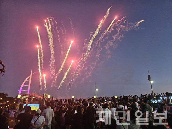 지난 25일, 서귀포항 새연교 일원에서 야간 문화공연 ‘금토금토 새연쇼’가 첫선을 보인 가운데 구름인파속에서 불꽃쇼가 펼쳐지고 있다. (사진-김법수 기자)