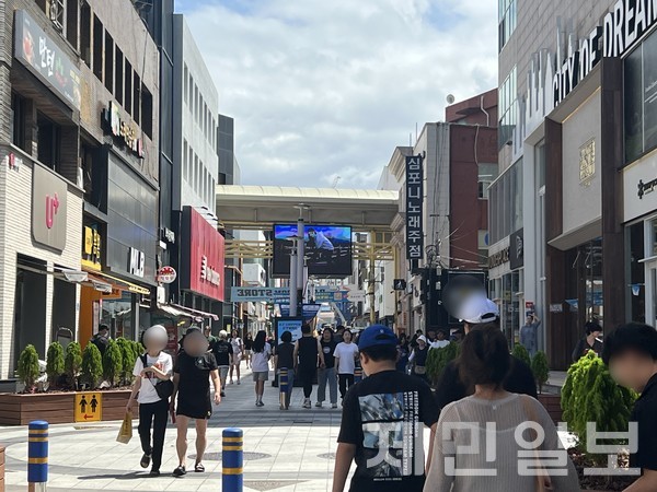 26일 제주시 칠성로 상점가 일대는 도민과 관광객들의 인파로 북적이고 있다.전예린 기자 