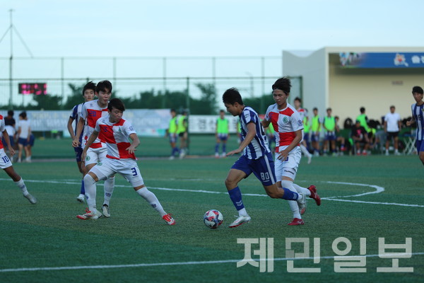 27일 공천포구장에서 열린 제33회 백록기 전국고교축구대회 충북충주상고-서울동대부고 16강전. 김봉철 기자