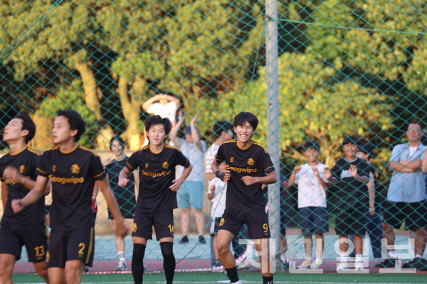 27일 걸매구장에서 열린 제33회 백록기 전국고교축구대회 16강전에서 제주서귀포고 오연수(사진 오른쪽)가 득점에 성공한 후 동료와 세레머니를 하고 있다. 김은수 기자