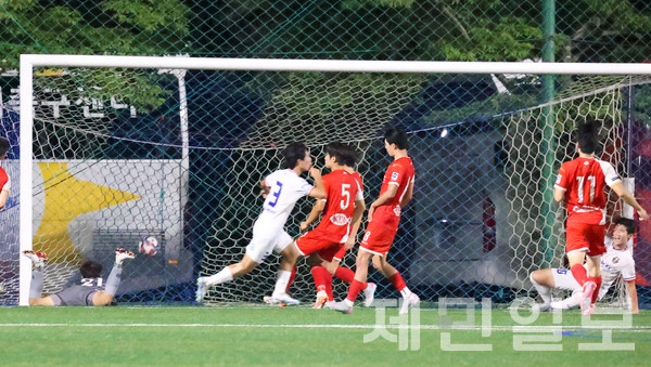 27일 걸매구장에서 치러진 백록기 본대회 경기SC북내18 경기용인시축구센터U18덕영 16강전에서 용인덕영 김보섭(3번)이 결승골을 넣는 장면. 김은수 기자