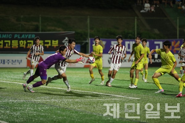 27일 공천포구장에서 열린 백록기 본대회 16강전 서울장훈고-서울중경고 경기 모습.김봉철 기자