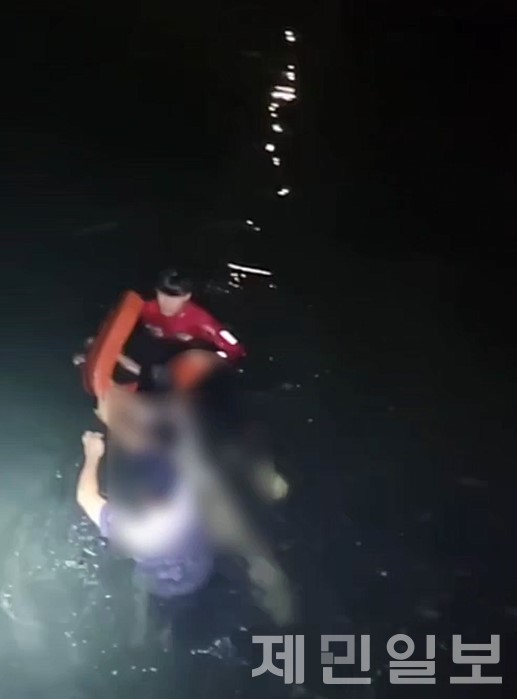 한밤중에 술을 마시고 바다에 빠진 30대 관광객이 해경에 의해 구조됐다.(사진=제주해양경찰서)