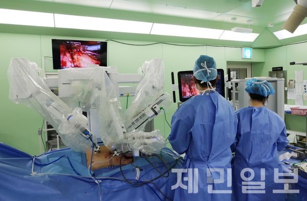 제주대학교병원 장원배 교수팀이 최근 신장이식 생체이식 수술을 잇따라 성공했다.(사진=제주대학교병원)