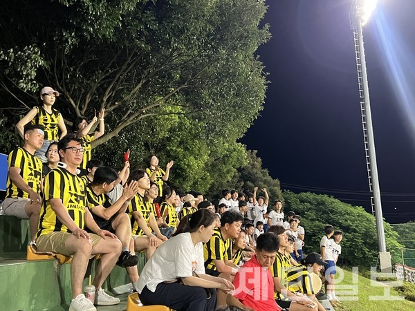 27일 제33회 백록기 전국 고교축구대회가 열린 공천포전지훈련센터에서 선수들의 가족들이 응원을 펼치고 있다.전예린 기자 