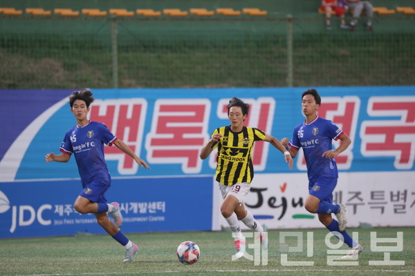 28일 공천포구장에서 열린 백록기 U17 고등 유스컵 8강전에서 경기용인시축구센터U18덕영과 서울장훈고 선수들이 볼 경합을 벌이고 있다. 김은수 기자