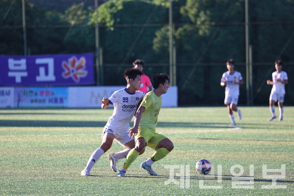 28일 공천포구장에서 열린 백록기 U17 고등 유스컵 서울중경고와 서울동대부고 8강전 경기 모습. 김은수 기자