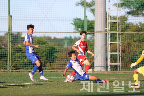 28일 공천포구장에서 열린 백록기 U17 고등 유스컵 서울경신고와 경기SC북내18 8강전 경기 모습. 김은수 기자