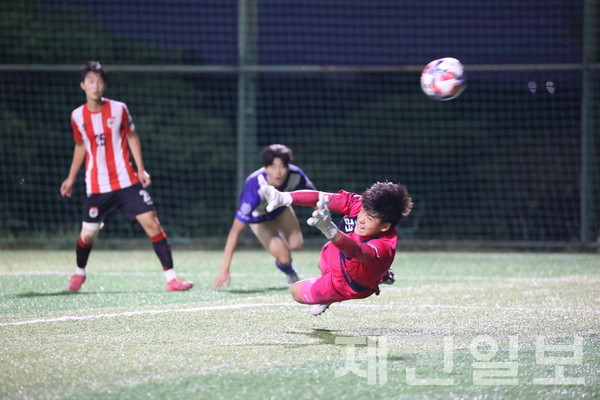 28일 공천포구장에서 열린 백록기 U17 고등 유스컵 강원강릉중앙고와 경기FC KHT 일동(U18) 8강전 경기 모습. 김은수 기자