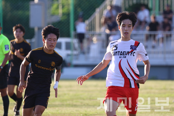 29일 시민구장에서 열린 백록기 본대회 8강전에서 제주서귀포고와 전북정읍신태인축구센터U18 선수가 볼 경합을 하고 있다. 김은수 기자