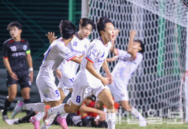 29일 시민구장에서 열린 백록기 본대회 8강전에서 경기용인시축구센터U18덕영선수들이 동점골 직후 기뻐하고 있다. 김은수 기자