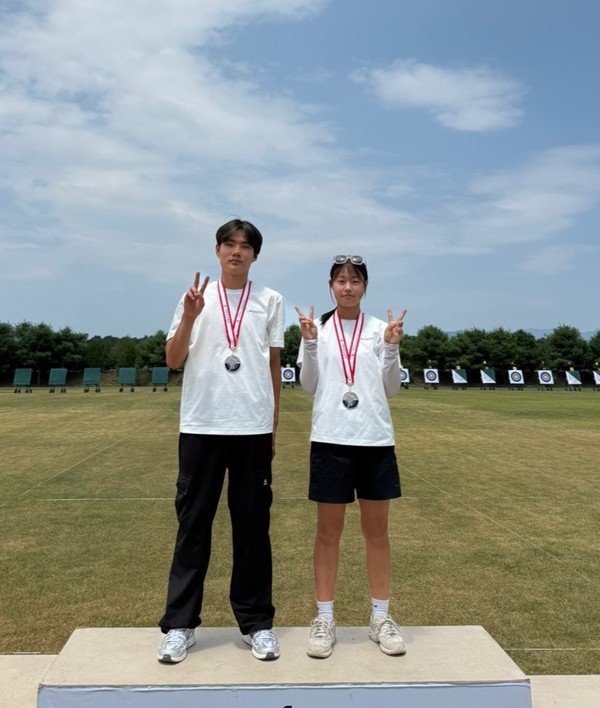 화랑기 양궁대회 혼성 단체 은메달 최갑재(KIS 9, 제주양궁클럽), 강서윤(신엄중3, 제주양궁클럽).