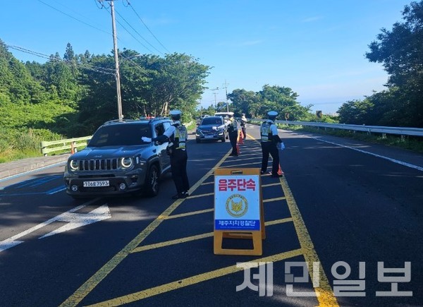 제주자치경찰이 지난 28일부터 30일까지 도내 교통사고 취약지역에서 숙취 운전 집중단속을 벌인 결과 운전자 5명이 잇따라 적발됐다.(사진=제주자치경찰단)