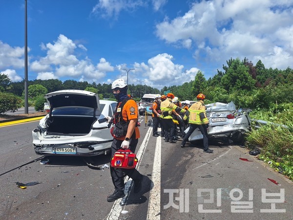 31일 서귀포시 안덕면 상창교차로에서 25t 대형 트럭이 차량 4대를 추돌하는 사고가 발생해 소방당국이 탑승자 구조에 나서고 있다.(사진-제주소방안전본부)